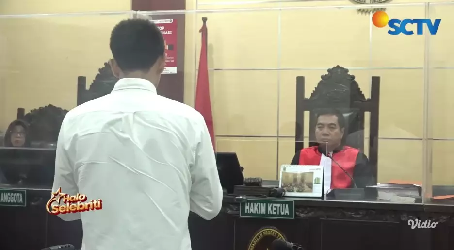 Tangis Jonathan Frizzy baca nota pembelaan © YouTube Tangis Jonathan Frizzy baca nota pembelaan © YouTube