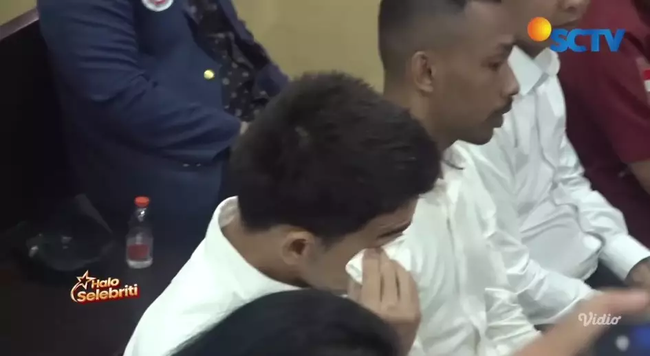 Tangis Jonathan Frizzy baca nota pembelaan © YouTube Tangis Jonathan Frizzy baca nota pembelaan © YouTube