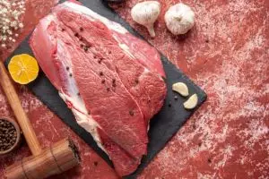 Jangan asal tumpuk di freezer, pedagang ini bagikan trik simpan daging agar tak menghitam dan bau