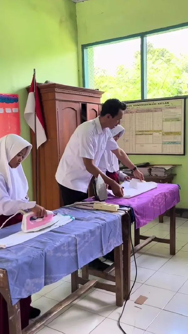 guru ajarkan siswa SD skill dasar menyetrika © TikTok guru ajarkan siswa SD skill dasar menyetrika © TikTok
