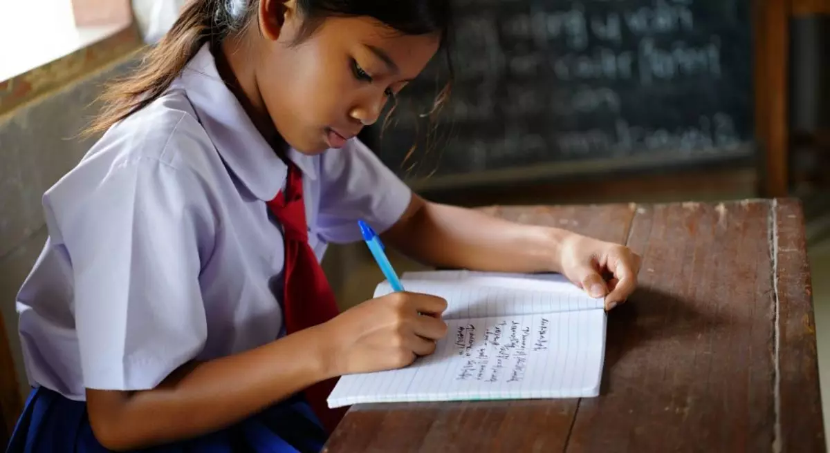 50 Contoh puisi pendek yang menyentuh hati, cocok untuk tugas sekolah dan caption