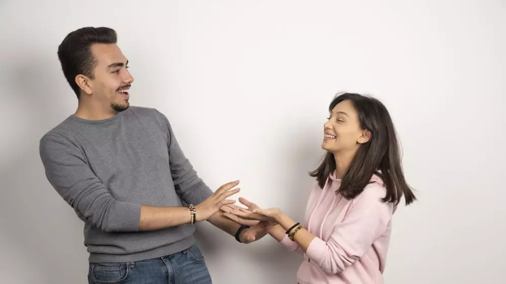 100 Kata-kata gombalan maut nembak cowok, manis, lucu, dan tetap tulus © 2025 brilio.net