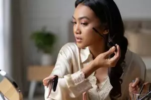 7 Cara jitu membuat base makeup awet di kulit berminyak, kulit flawless sepanjang hari