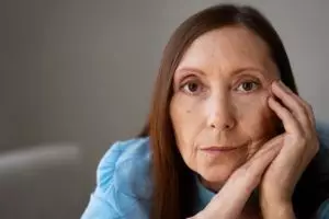 10 Makeup base terbaik untuk usia 50 tahun, ampuh samarkan kerutan harga di bawah Rp 100 ribu