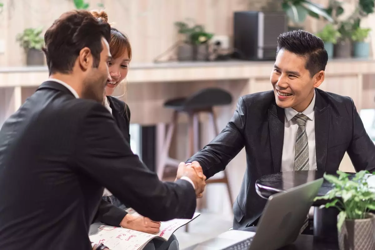 Apa itu relasi? Kenali arti, jenis, dan contohnya dalam kehidupan sehari-hari