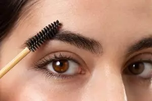 13 Cara alami bikin alis lebih tebal tanpa sulam, aman dipakai jangka panjang dan mudah dibuat