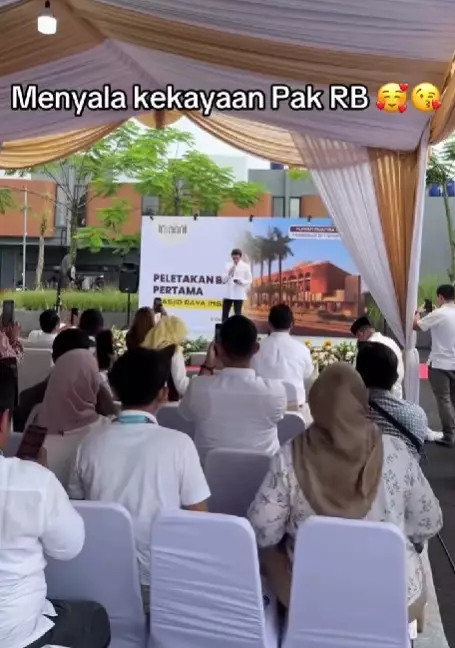Reino Barack bangun masjid di perumahan © TikTok