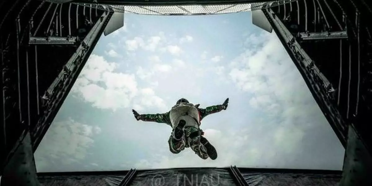 Insiden terjun payung di latihan HUT TNI: Parasut bermasalah, prajurit marinir Praka Zaenal gugur