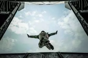 Insiden terjun payung di latihan HUT TNI: Parasut bermasalah, prajurit marinir Praka Zaenal gugur