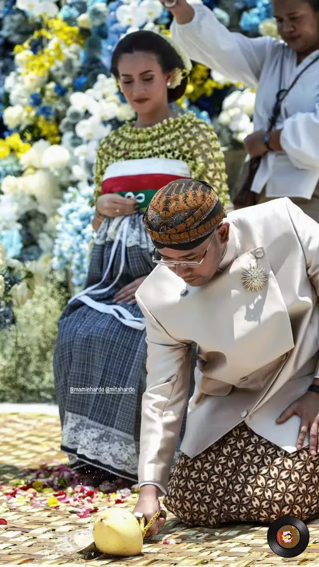 mantu Ari Sigit gelar mitoni kehamilan © Instagram