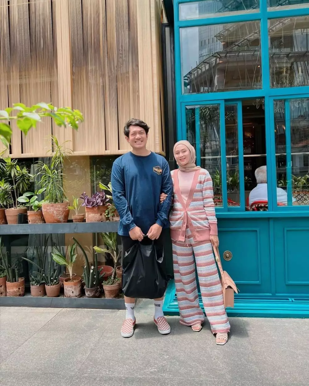 potret kompak pemeran chelsea di para pencari tuhan bareng istri © berbagai sumber