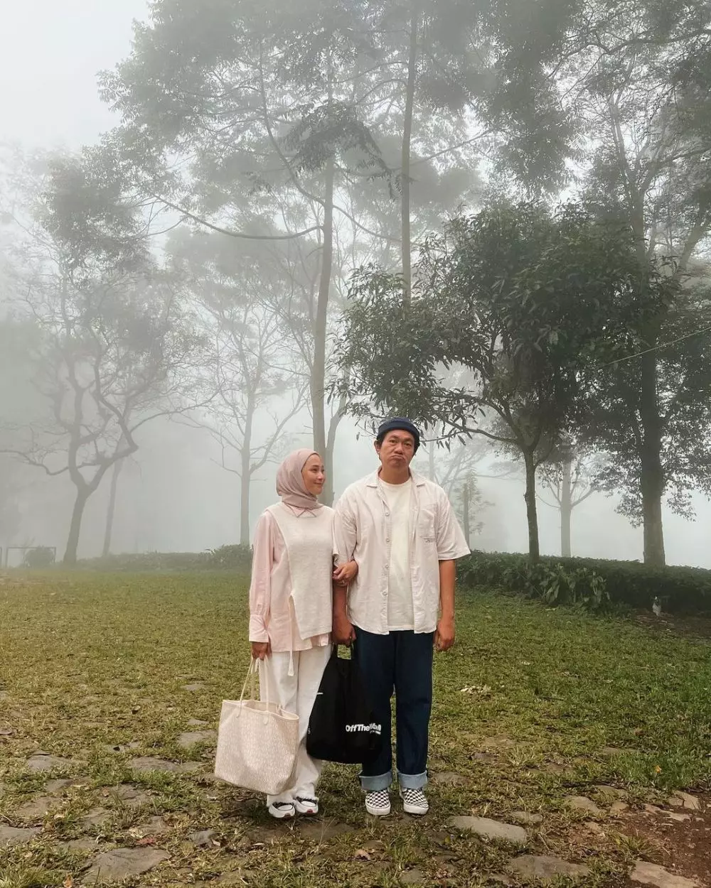 potret kompak pemeran chelsea di para pencari tuhan bareng istri © berbagai sumber