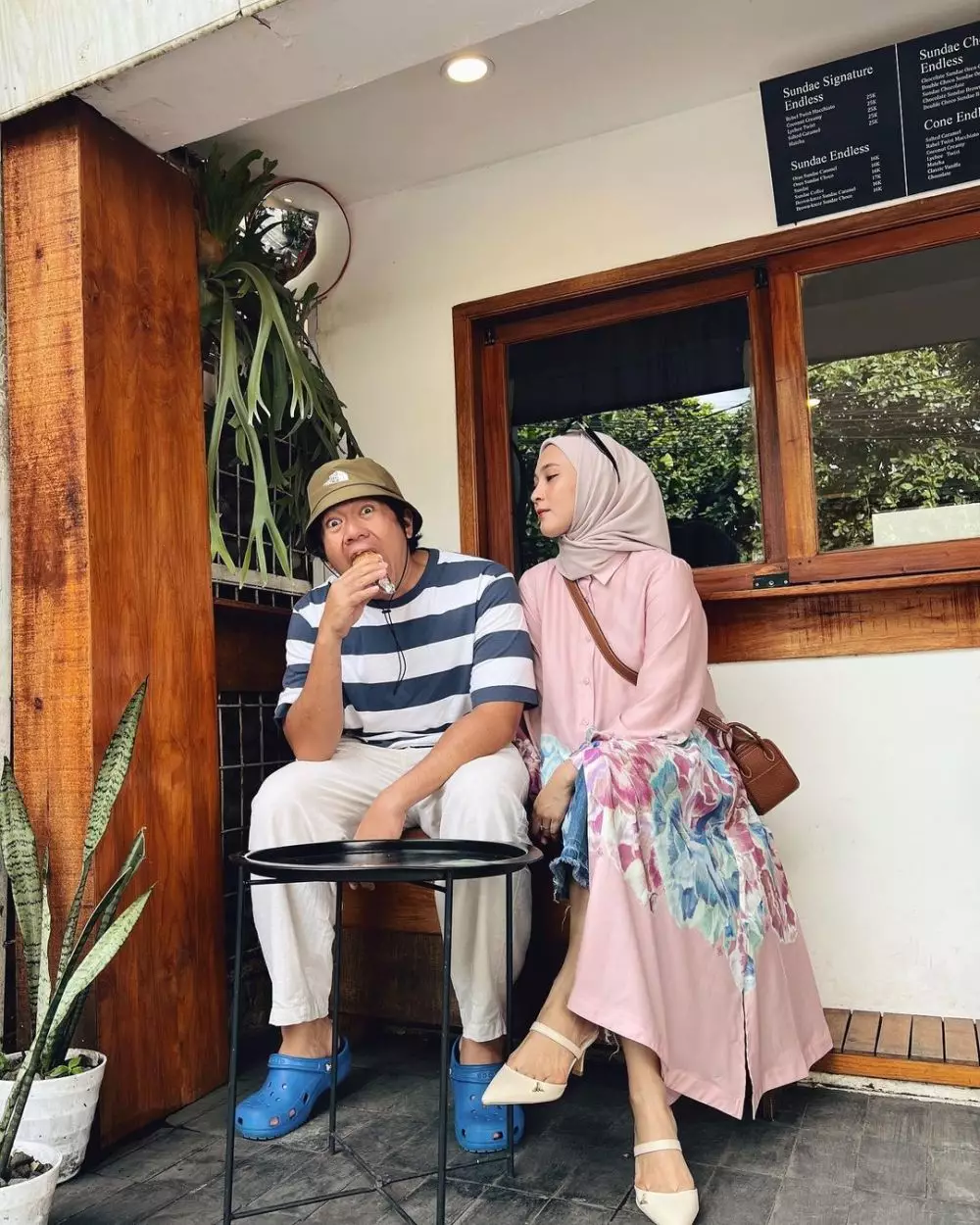 potret kompak pemeran chelsea di para pencari tuhan bareng istri © berbagai sumber