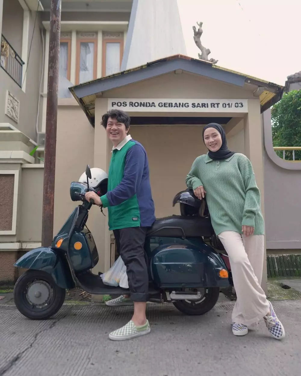 potret kompak pemeran chelsea di para pencari tuhan bareng istri © berbagai sumber