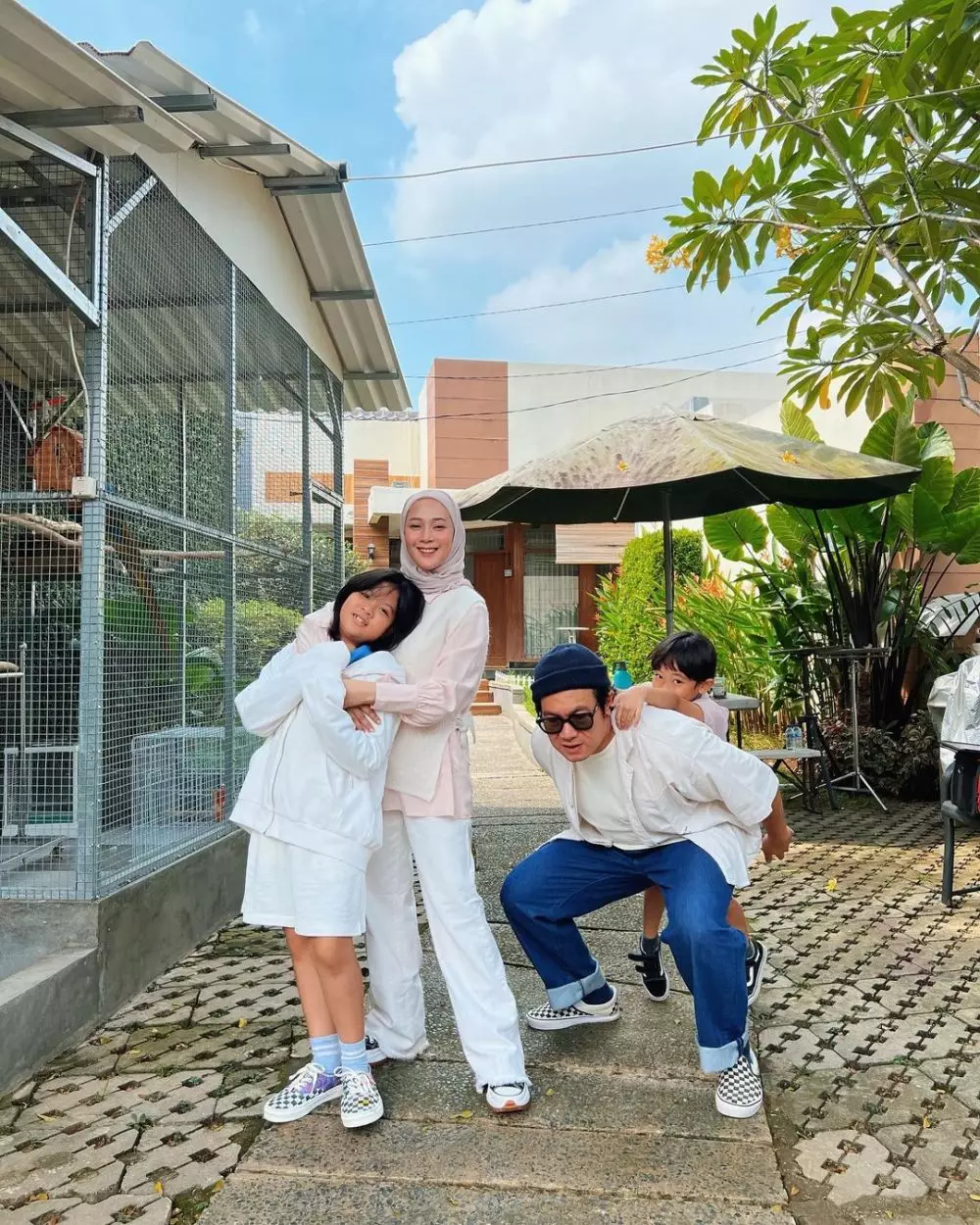 potret kompak pemeran chelsea di para pencari tuhan bareng istri © berbagai sumber