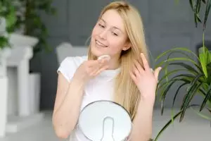 Pengin hapus makeup tapi micellar water habis? 7 bahan alami ini bisa jadi pengganti pembersih makeup