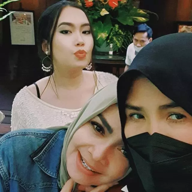 9 Potret kebersamaan Nicky Astria dan putrinya © 2023 brilio.net