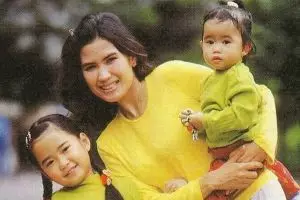 Bak kakak-adik, begini 9 potret kebersamaan Nicky Astria dan sang putri Zana Chobhita