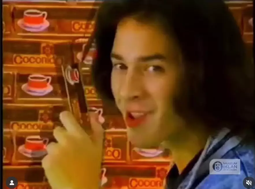 Pria gondrong di iklan permen era 90an © Instagram Pria gondrong di iklan permen era 90an © Instagram
