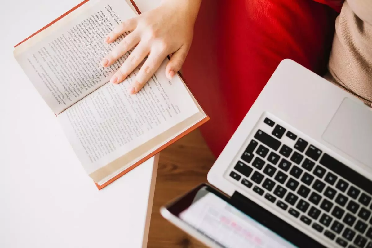 Apa itu tinjauan pustaka? Pahami pengertian, fungsi, dan cara menulisnya dengan mudah