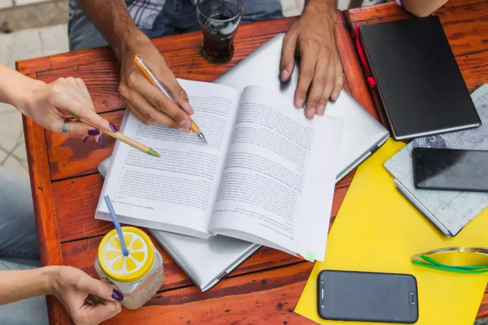 Apa itu tinjauan pustaka? Pahami pengertian, fungsi, dan cara menulisnya dengan mudah © 2025 brilio.net