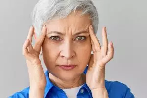 10 Foundation padat terbaik untuk menutupi kerutan, bikin garis halus tersamarkan di bawah Rp150 ribu