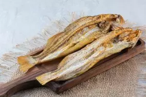 Tak perlu direndam air panas, ini cara ampuh mengurangi rasa asin pada ikan asin pakai 1 ampas dapur