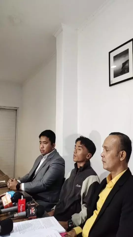 Taqy Malik klarfikasi soal bangun masjid di tanah sengketa © 2025 brilio.net Taqy Malik klarfikasi soal bangun masjid di tanah sengketa © 2025 brilio.net