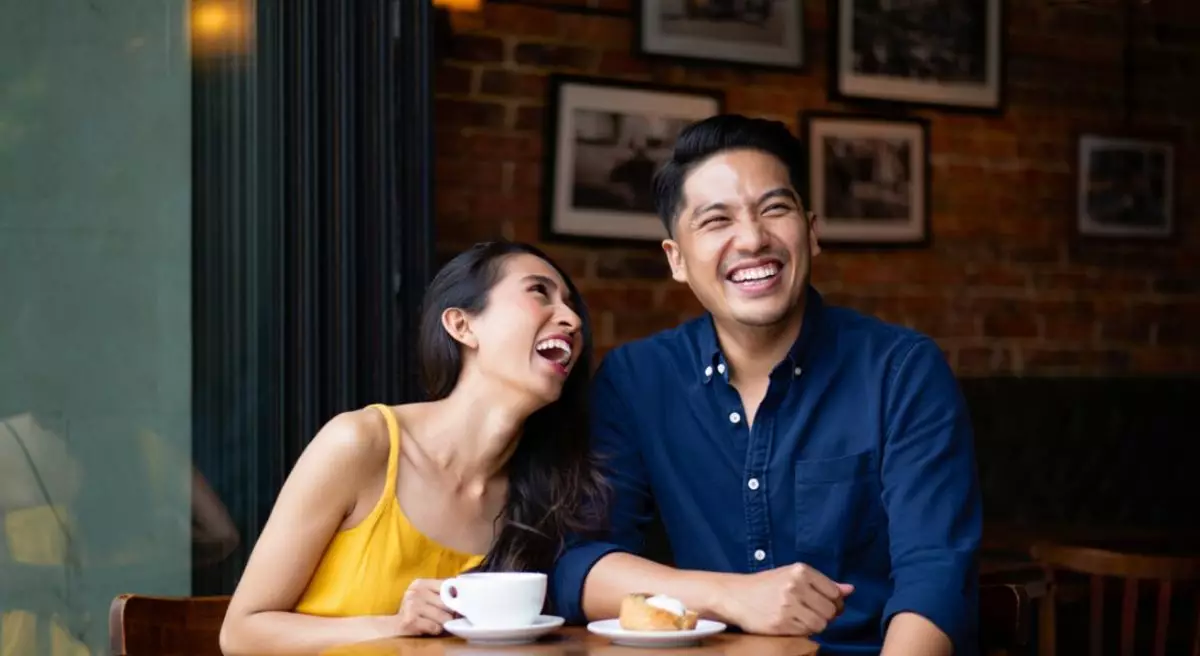 50 Pantun cinta lucu yang bikin gebetan ketawa sekaligus klepek-klepek