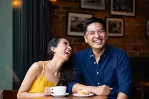 50 Pantun cinta lucu yang bikin gebetan ketawa sekaligus klepek-klepek