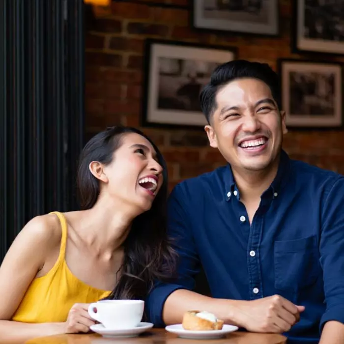 50 Pantun cinta lucu yang bikin gebetan ketawa sekaligus klepek-klepek