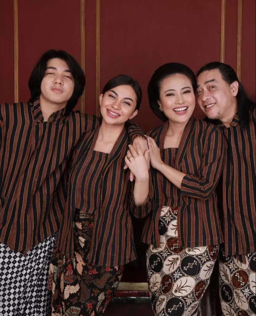 kebersamaan ariel tatum dan adik © instagram