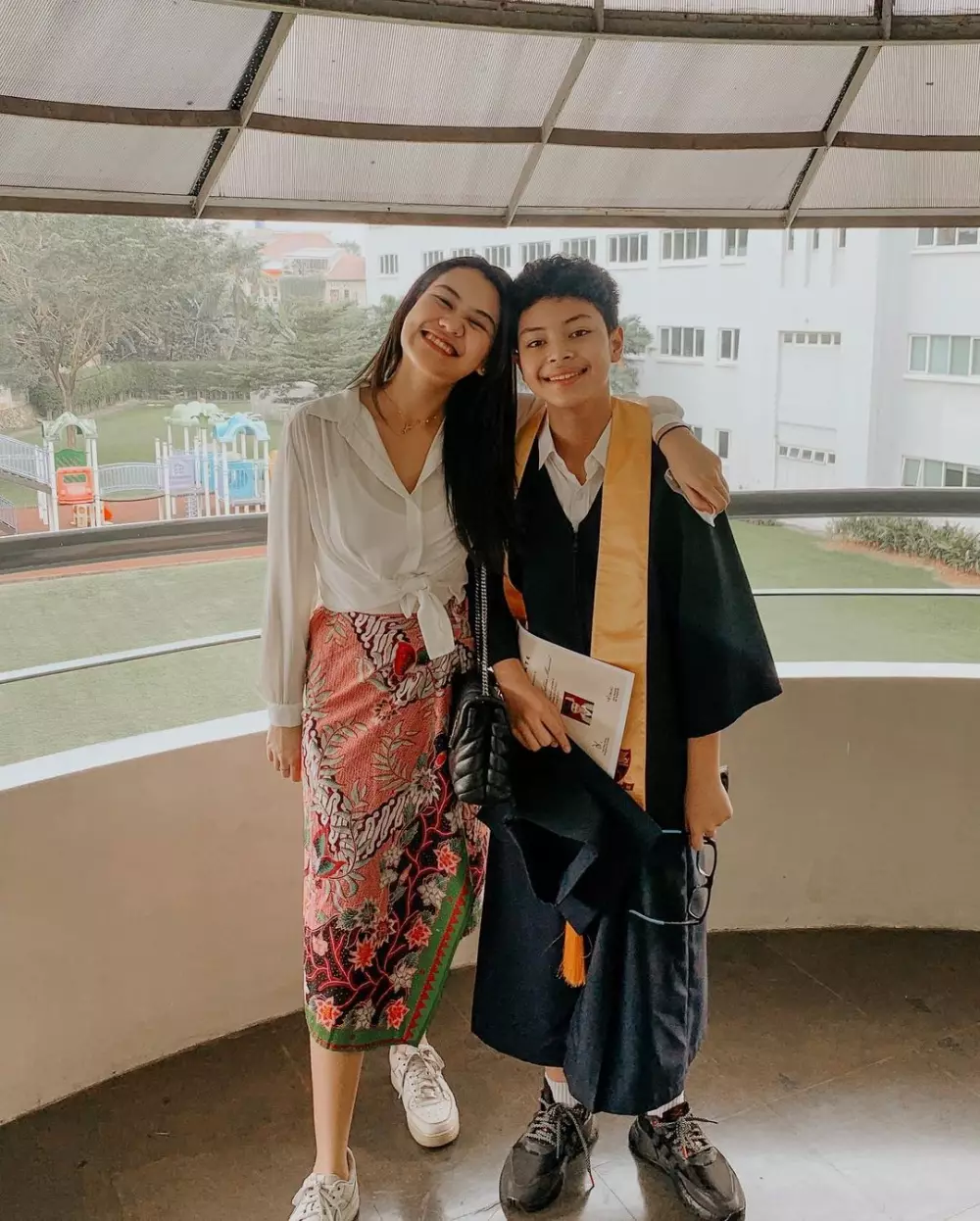 potret kedekatan seleb dan saudara tiri bak kekasih © instagram