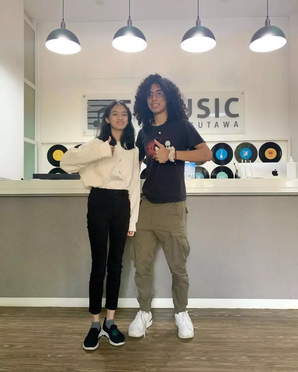 potret kedekatan seleb dan saudara tiri bak kekasih © instagram