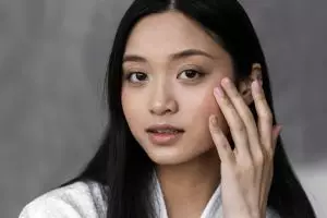 Lingkaran hitam di bawah mata bikin kamu mirip panda? Coba pakai 1 cara ini untuk mengatasinya