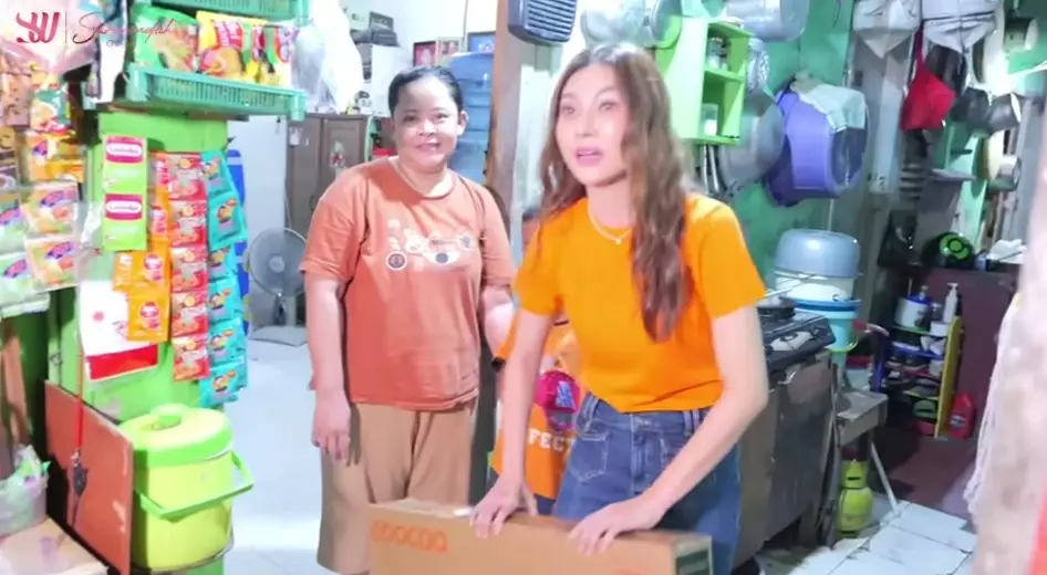 Sarwendah bagi TV ke tetangga © YouTube Sarwendah bagi TV ke tetangga © YouTube