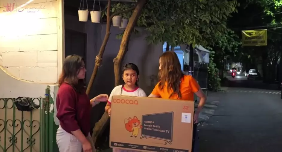 Sarwendah bagi TV ke tetangga © YouTube Sarwendah bagi TV ke tetangga © YouTube