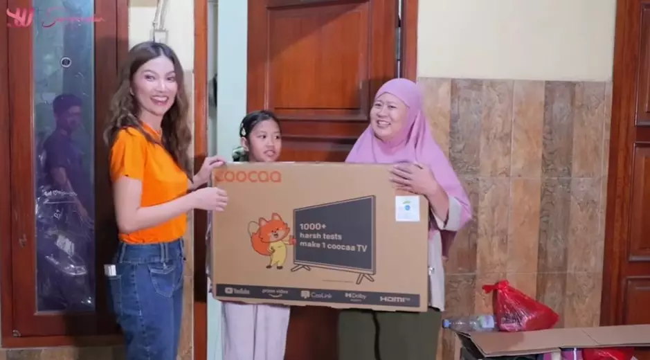 Sarwendah bagi TV ke tetangga © YouTube Sarwendah bagi TV ke tetangga © YouTube