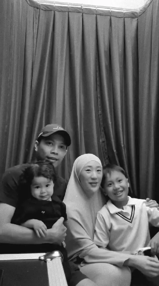 Ikram Rosadi pamer dengan Larissa Chou © Instagram