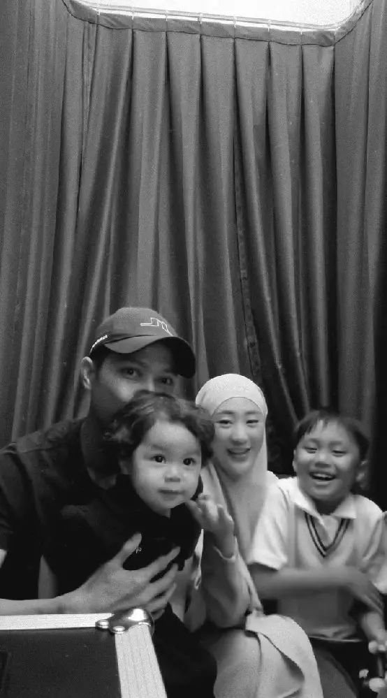 Ikram Rosadi pamer dengan Larissa Chou © Instagram