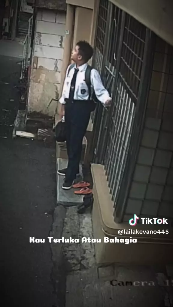 Momen pilu ibu kenang kepergian putranya lewat CCTV © 2025 TikTok Momen pilu ibu kenang kepergian putranya lewat CCTV © 2025 TikTok