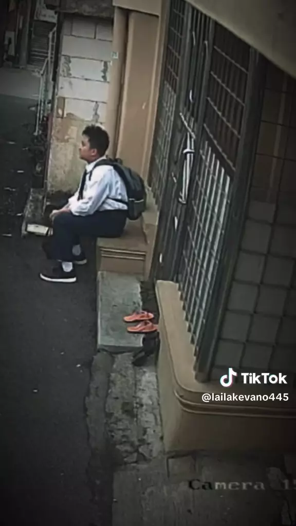 Momen pilu ibu kenang kepergian putranya lewat CCTV © 2025 TikTok Momen pilu ibu kenang kepergian putranya lewat CCTV © 2025 TikTok