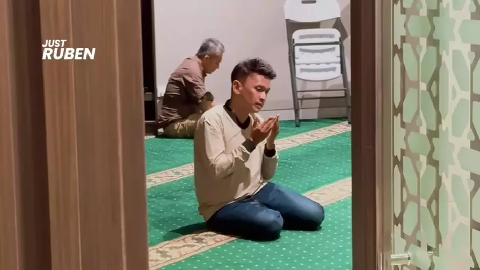 Betrand Peto ingatkan Ruben Onsu salat © YouTube Betrand Peto ingatkan Ruben Onsu salat © YouTube
