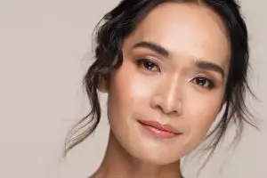 10 Produk makeup terbaik untuk usia 40 tahun ke atas, ringan dan ampuh samarkan kerutan