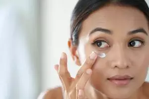 10 Eye cream anti-aging yang ampuh samarkan garis halus dan kantung mata