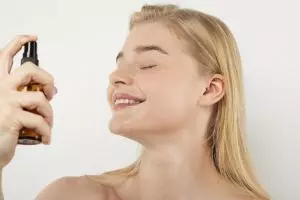 Tanpa menguras dompet, ini 5 setting spray homemade dari bahan alami, makeup tahan lama dan glowing