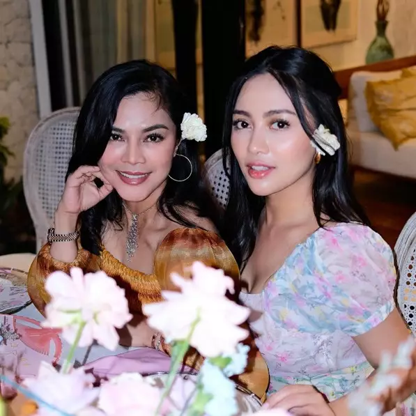 Sama-sama memesona, ini potret kebersamaan 9 selebgram bareng ibunya, parasnya bikin gagal fokus