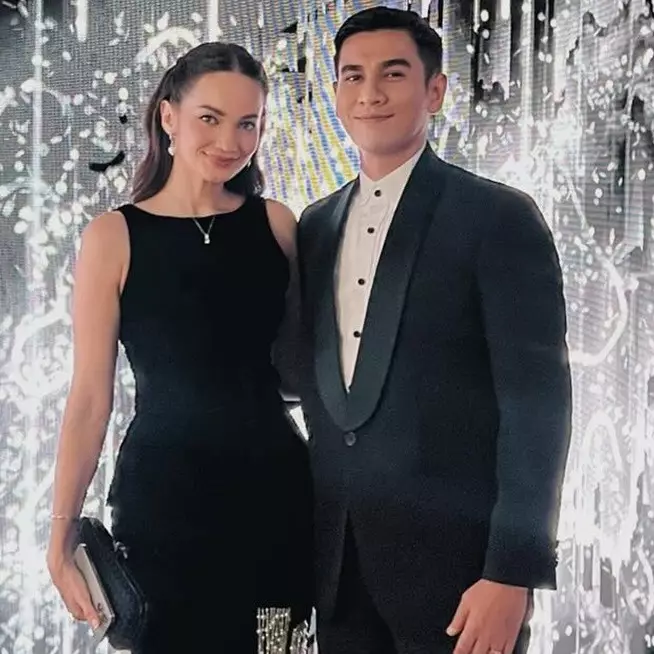 Jadi pasutri tapi jarang umbar kemesraan, intip 9 potret kebersamaan Enzy Storia dan Molen Kasetra