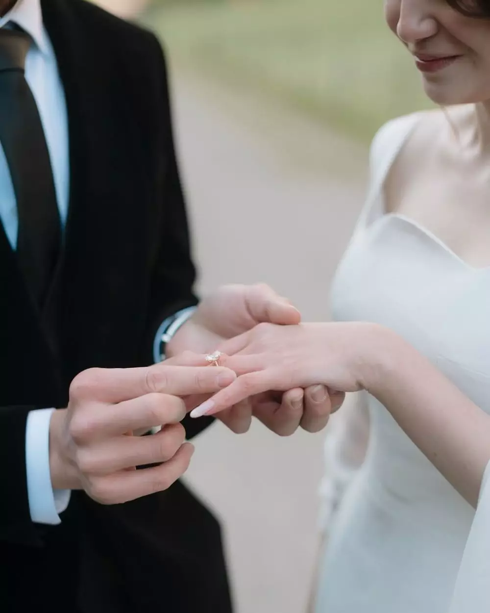 Irwan Mussry bantu El Rumi pilih cincin lamaran © 2025 brilio.net