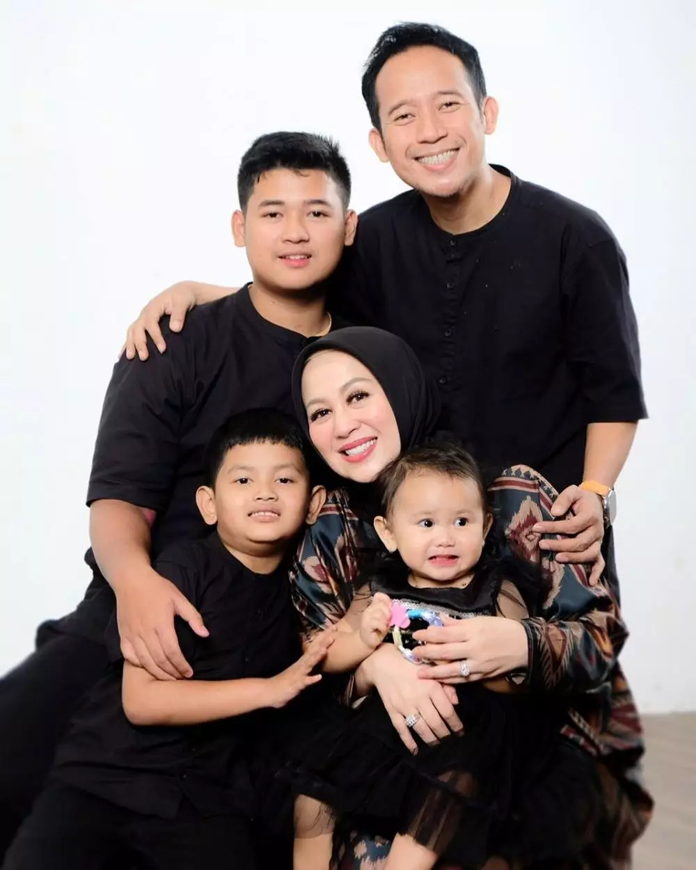 seleb dan anak angkat jarang tersorot © instagram